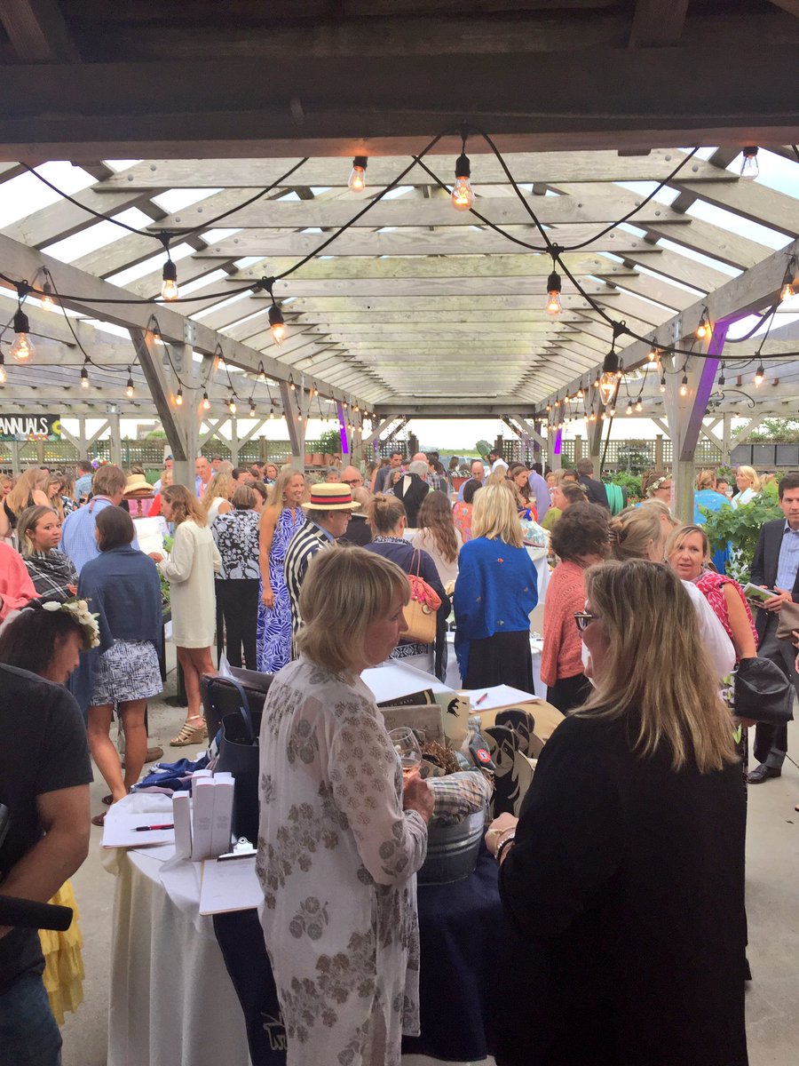 ACKblACKbook's tweet photo. Gorgeous night for Paws For a Cause Fashion Show to benefit @ackshelter tonight! Follow on snapchat 👻 TheblACKbook https://t.co/lX4XbypqNX