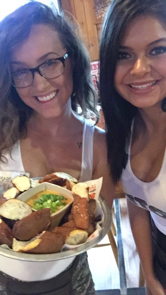 HootersCOMO's tweet photo. Time for a pretzel break! #hootersmakesyouhappy #HootersCOMO https://t.co/r7AFVEwrxh