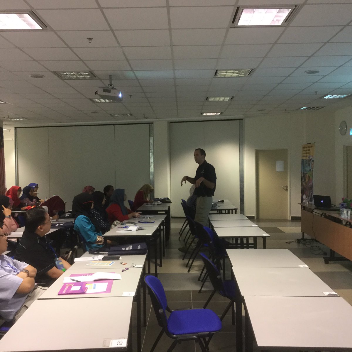 Dig_Preece's tweet photo. Audience Prometheus Elite Pre Hosp Symp enthralled @drrichardlyon traumatic cardiac arrest and thoracotomy #PromKL https://t.co/e7qbusBs3t