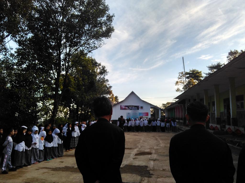 SatapSumurugul's tweet photo. Apel pagi.  Sosialisasi perbup tentang pelarangan membawa sepeda motor kesekolah.Cc kades Sumurugul @JahraMubarok https://t.co/pGO0EW4yaZ