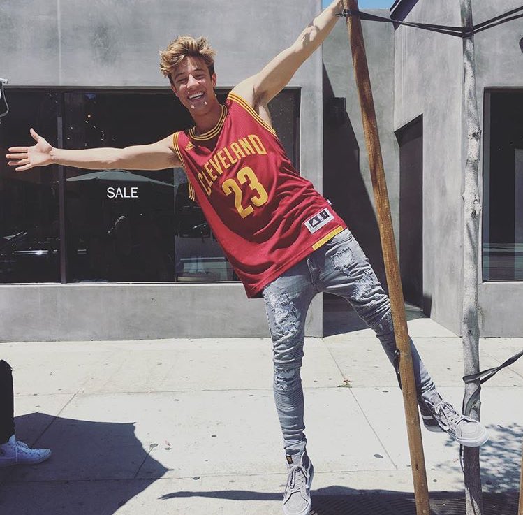 this bomb ass pussy put that smile on his face 🙄