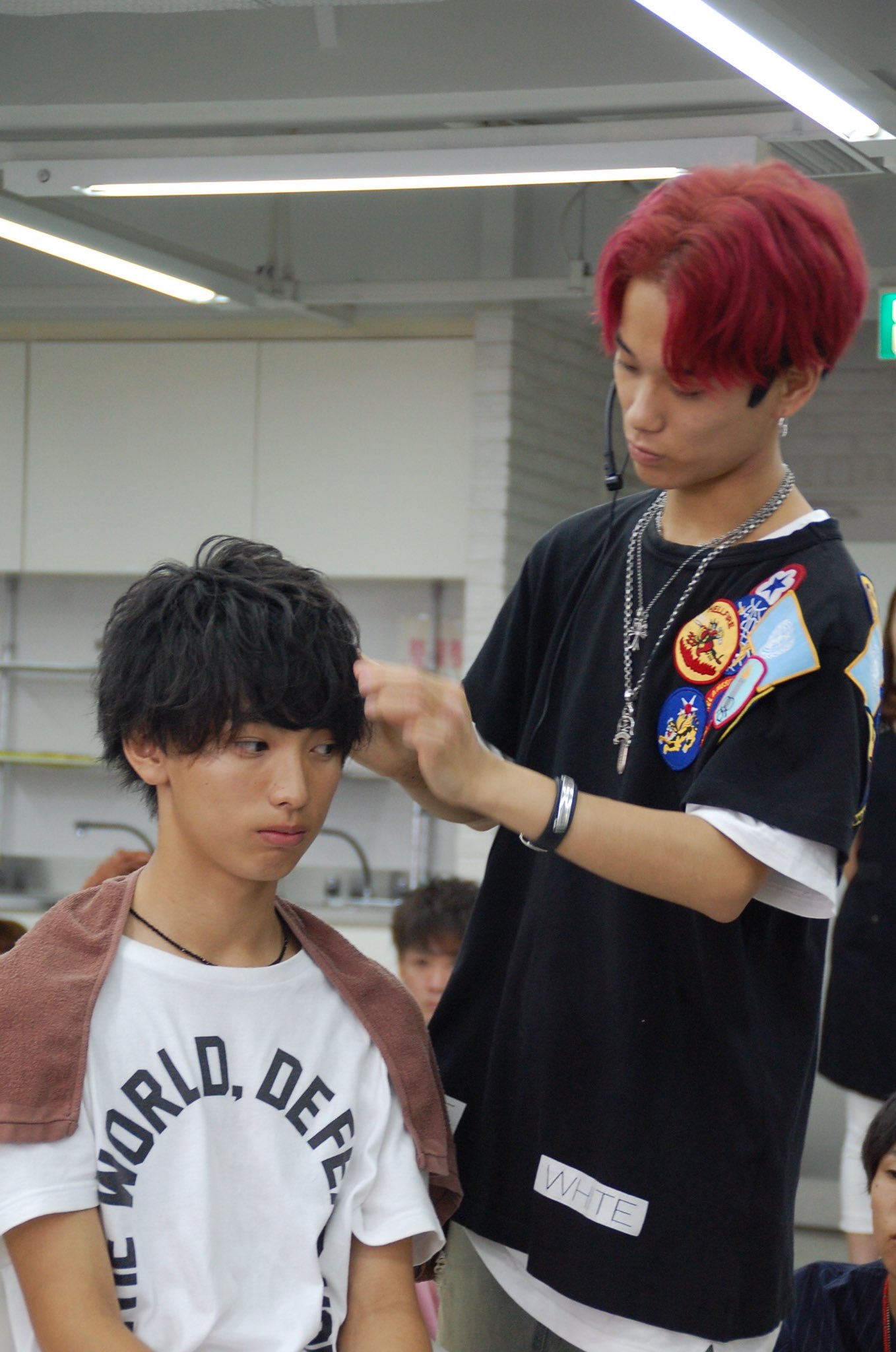 大阪心斎橋 ヴェールルージュ美容専門学校 Akrosヘアショー 8 1はたくさんの方にお越しいただき 無事ヘアショー が終わりました メンズセットに興味津々 本当にモデルさんが大変身しましたね 卒業生の谷口くんありがとうございました