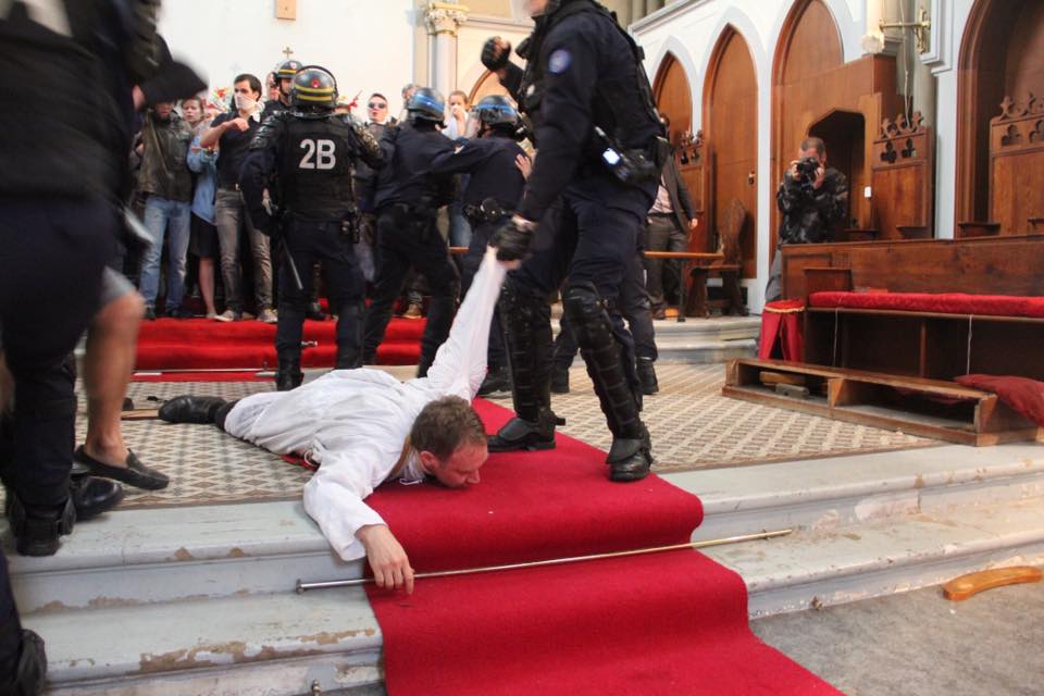 franckallisio's tweet photo. Plutôt que de lutter contre l'islamisme, @BCazeneuve a l'indécence de faire évacuer violemment l'église #SainteRita https://t.co/srT1eMcAOP