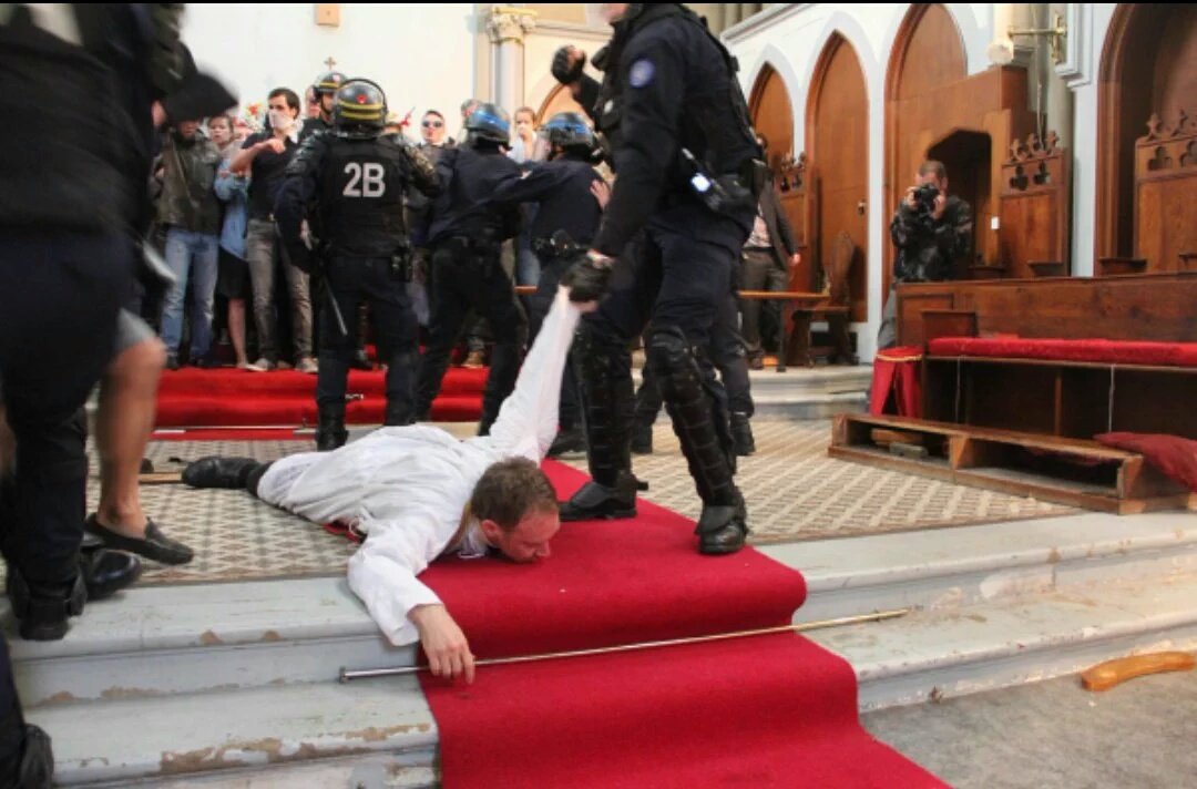 netchys's tweet photo. Bizarrement ce sont toujours les églises qu'il faut détruire et jamais de mosquées. #SainteRita https://t.co/eRKGFm7YVi
