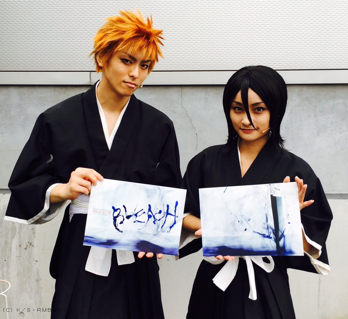 Rock Musical Bleach Rock Musical Bleach もうひとつの地上 のグッズをご紹介します 最後にパンフレット 00円 税込 グッズ販売は開演の1時間前から開始しています