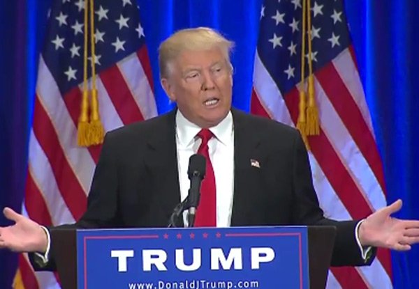 elsolde_mexico's tweet photo. #Lopolémico @realDonaldTrump expulsa de un mitin a un bebé que lloraba y a su madre https://t.co/lvrsORU162 https://t.co/VGt1VyFPzd