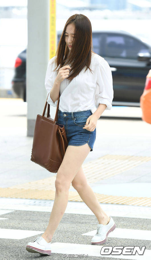 Vickryslove's tweet photo. Baby Jung heading to Italy for a photoshoot (160803) cr.owner #krytaljung https://t.co/tjvknawl87