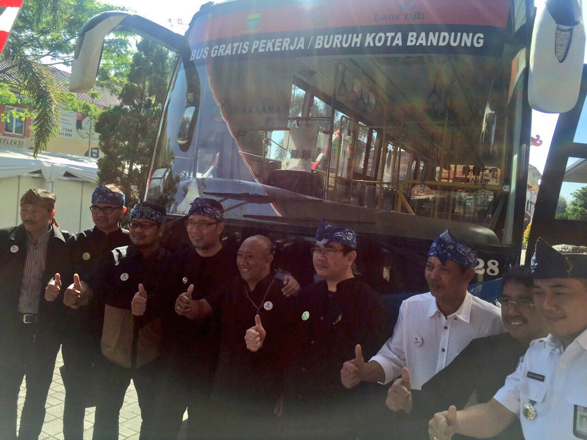 ridwankamil's tweet photo. Pemkot memulai prog Bus Buruh gratis tahap 2. Agar buruh bs sejahtera dg menghemat biaya transportasi. @KemnakerRI https://t.co/krI9JPMtR9