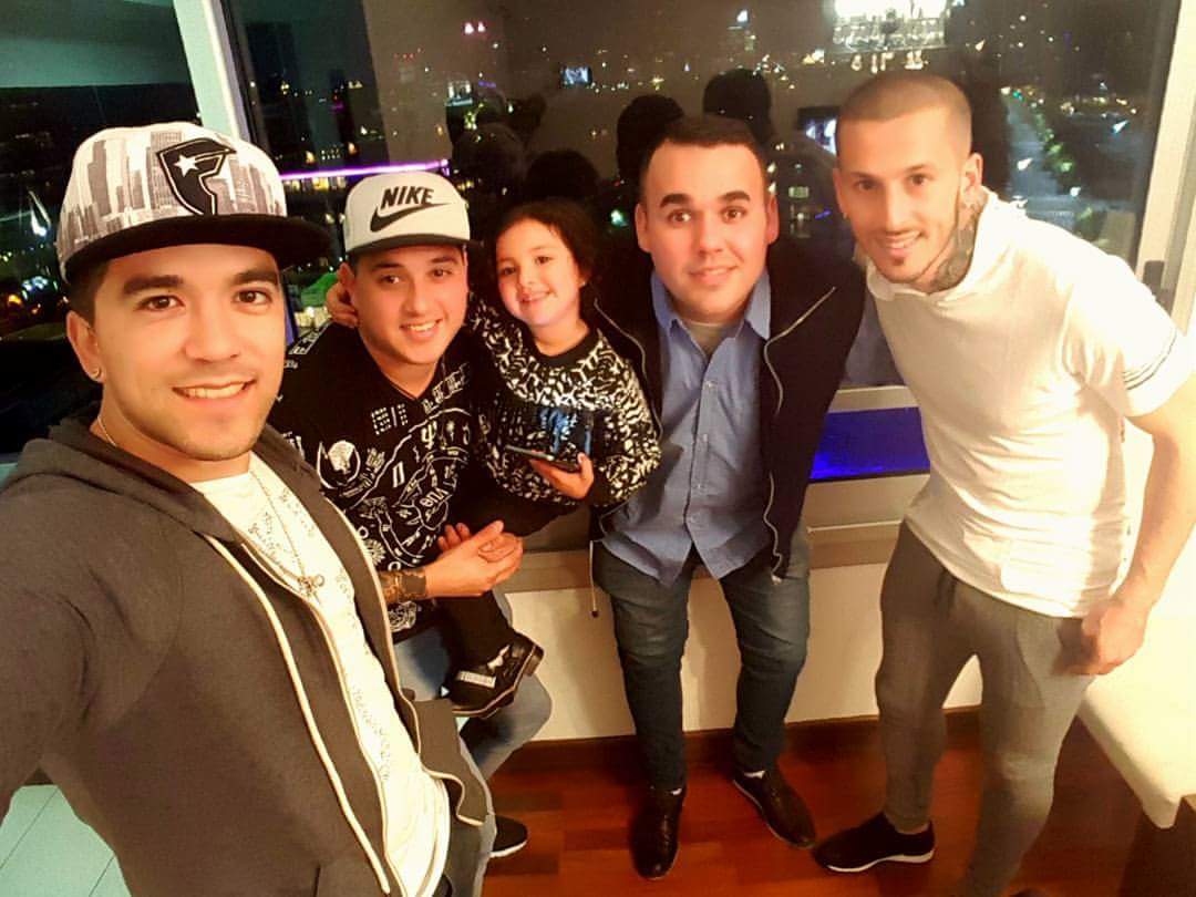pablogerez22's tweet photo. Linda Noche #Amigos #MiReina @PipaBenedetto  @TattooBraa  @ellukin10 https://t.co/rAi4cOPdLi