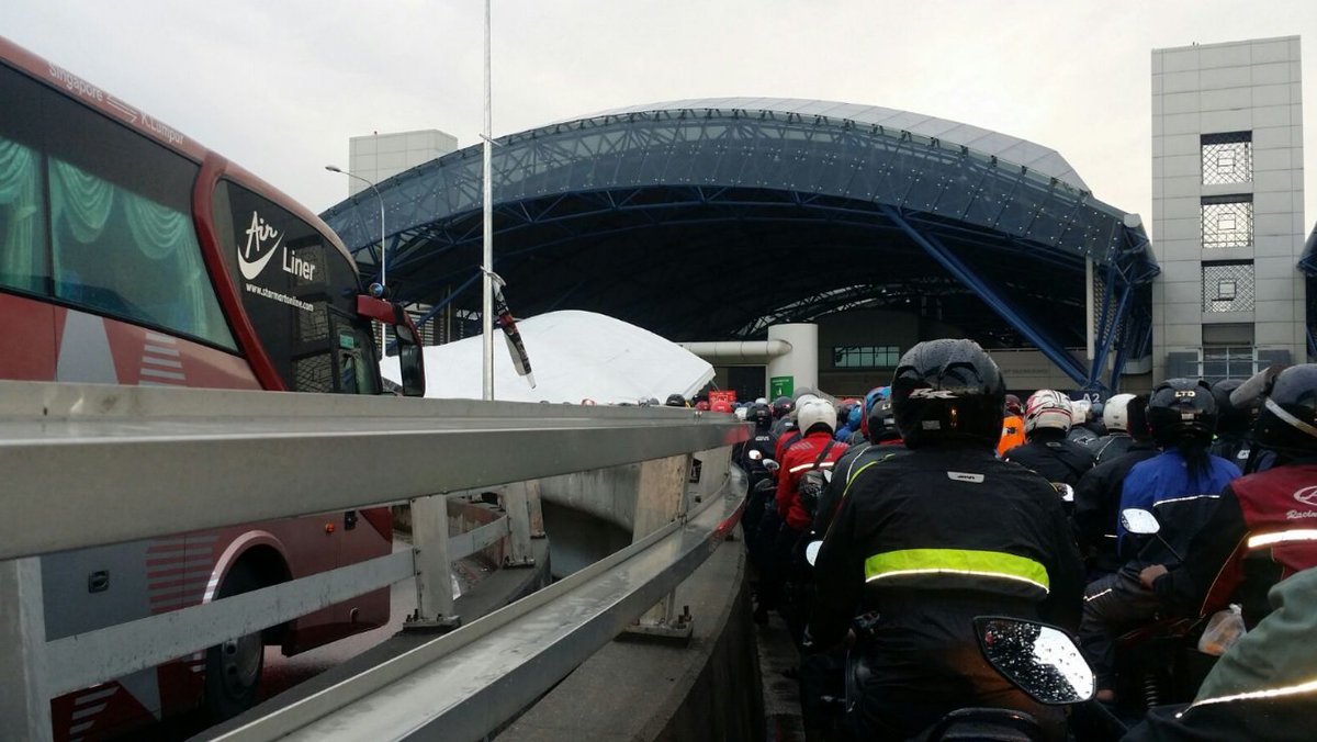 NST_Online's tweet photo. Malaysian motorists hurt at #TuasCheckpoint
https://t.co/HfxIowbyJE https://t.co/Hn2qIh3uDt