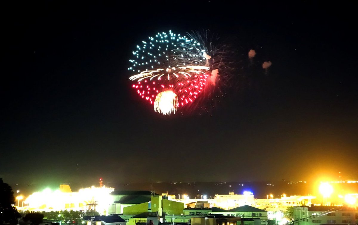 FaitAuJapon's tweet photo. PDJ 3/8/2016 Feu d'artifice de Oarai au Japon avec... une Pokéball :P #ポケモンGO #PokemonGO #大洗 #花火大会 #feudartifice https://t.co/SzT1gxKco2