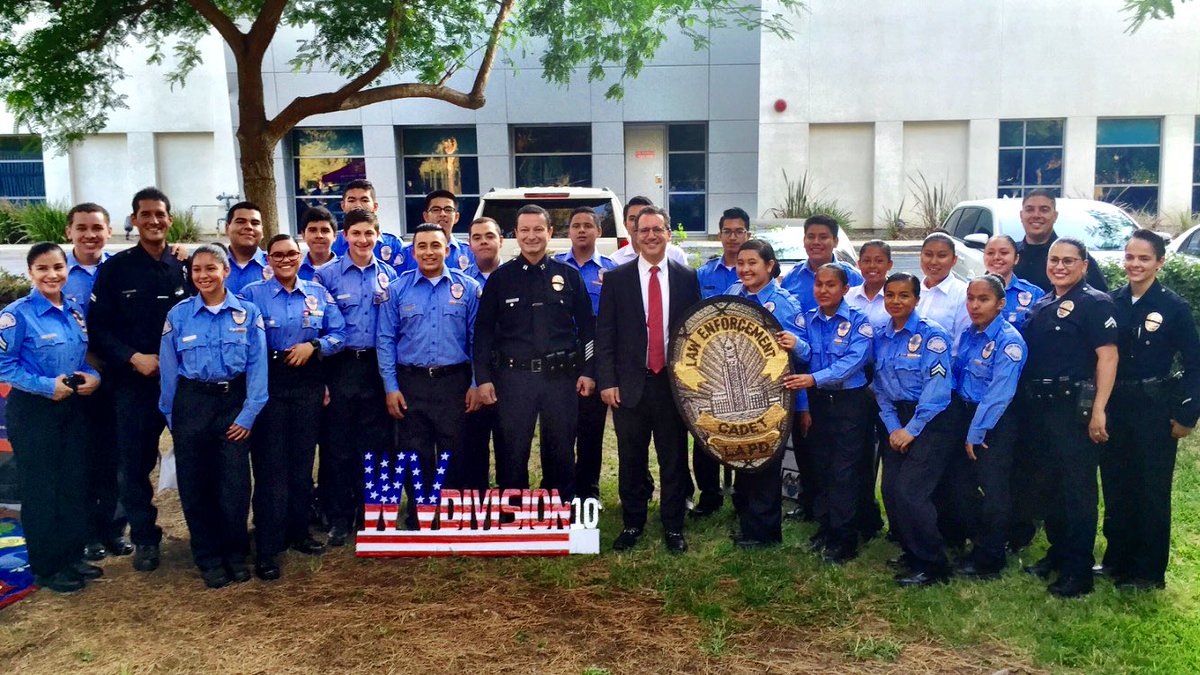 LAPDRuby's tweet photo. Families and kids celebrated #NationalNightOut with the #LAPD tonight. This is what #community #unity looks like! 🎉🙌 https://t.co/xddBILcYJ4