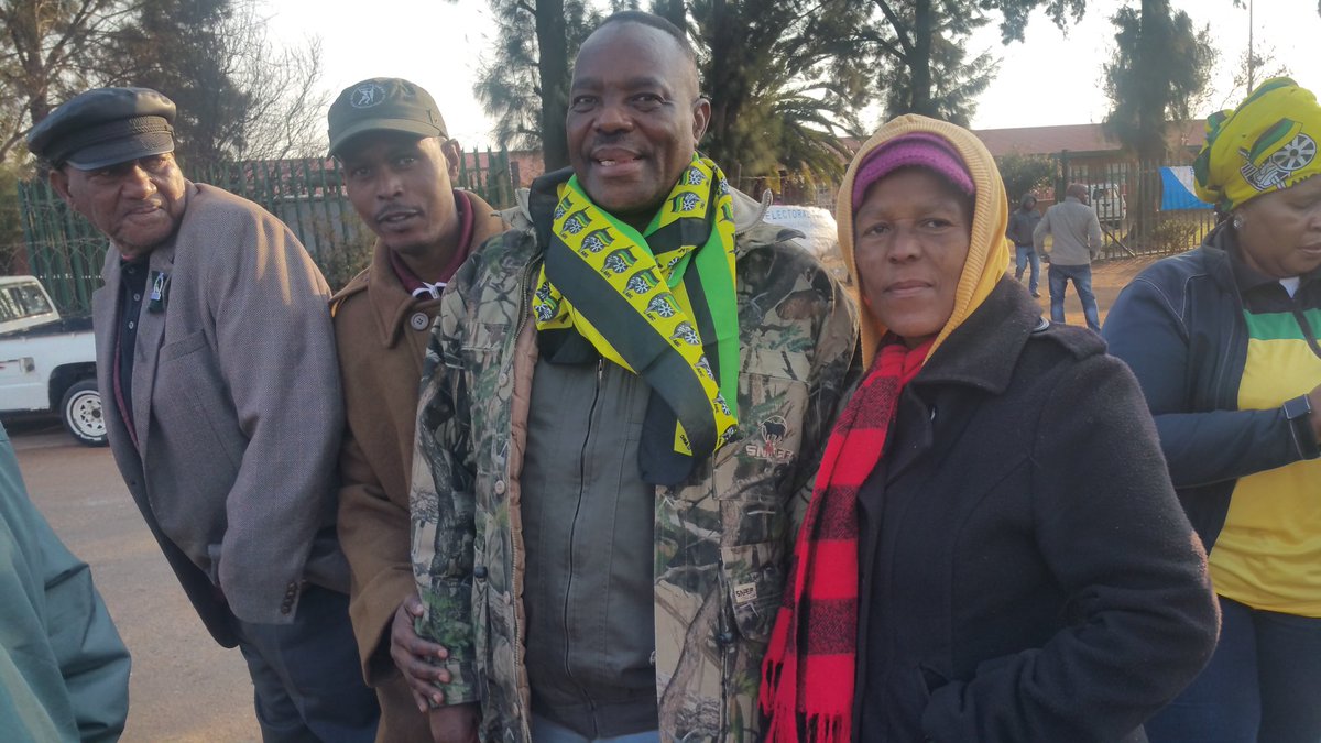 MofokengSM's tweet photo. @GautengANC the volunteers of Moses Kotane hard at work defending our hard earned democracy #voteANC https://t.co/HJWbnWIgyC