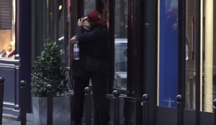 infolocalESP's tweet photo. Bradley Cooper e Irina Shayk ¡nos regalan su primer beso en público! (vídeo) https://t.co/JswYB54g6N https://t.co/bzfl3utaEK