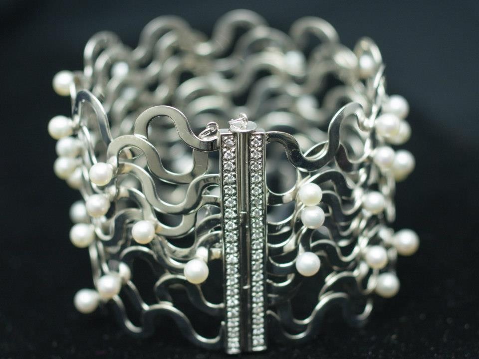 LiaSJewels's tweet photo. Aphrodite #bracelet #bangle in #silver or #gold with #pearls &amp; #diamonds. https://t.co/y8qrKIPrUn  
#Jewellery #UAE https://t.co/H8kfUl4Su5