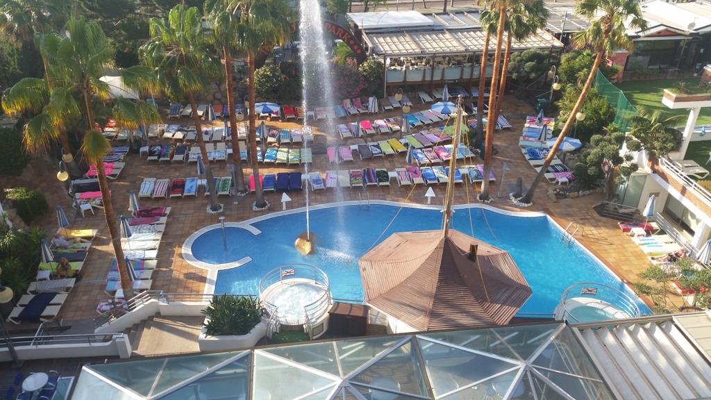 BeingYouEde's tweet photo. #hotelindalopark je bedoelt toch NIET toegestaan te reserveren? #plaatsvervangendeschaamtevoorNldieditdoen https://t.co/GtiA85JLlD