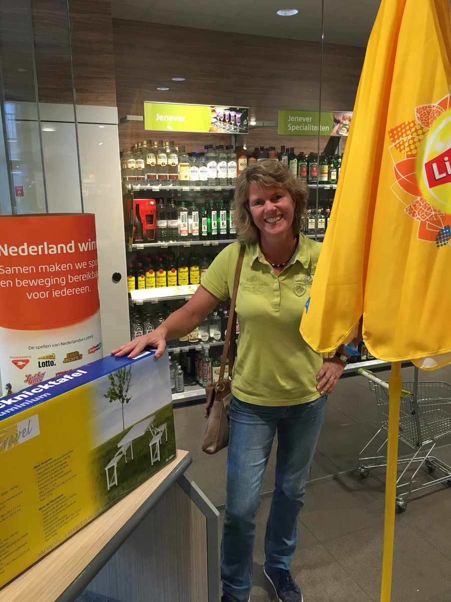 En ja hoor, Nicolette heeft weer prijs. Nu schuilen onder de parasol tegen de regen helaas... Dank <a href="/UnileverBdienst/">Unilever Field Sales</a>