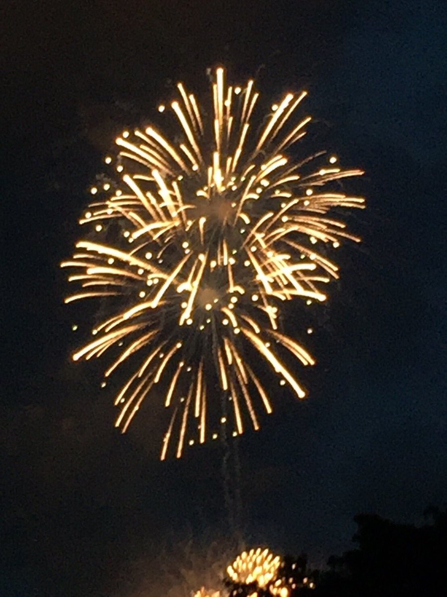 takekuritake's tweet photo. 昨日の写真です！🎆🎆🎆
花火めっちゃ綺麗だった♪( ´▽｀)
おすそ分け😁🙏

#みなとみらい
#花火
#綺麗だと思ったらRT https://t.co/WilqsSSE24