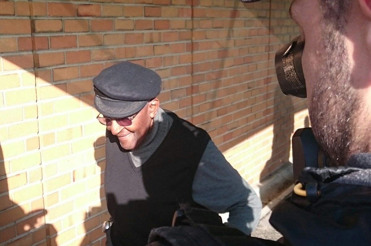 DJMarais's tweet image. Emeritus Aardsbiskop Desmond Tutu stem in Milnerton,  Kaapstad. #LGE2016 @Netwerk24Berig