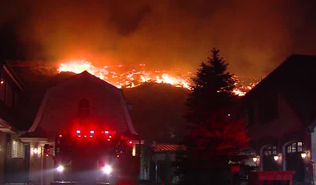 KSLcom's tweet photo. 39 homes evacuated due to 60-acre fire in Corner Canyon, Draper. https://t.co/dT4X4TBH5A @KSLSharaPark #CCFire https://t.co/WicAAlRPu6