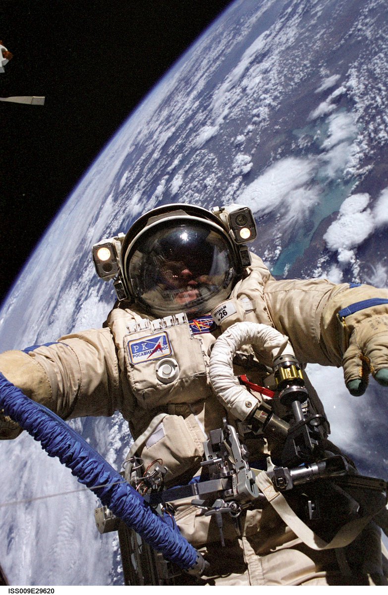ShuttleAlmanac's tweet photo. Aug. 3, 2004 - #Exp9 EVA at the #ISS conducted by Padalka and Fincke (here) to place &amp; retrieve experiments/samples. https://t.co/fmtcqwBGeB