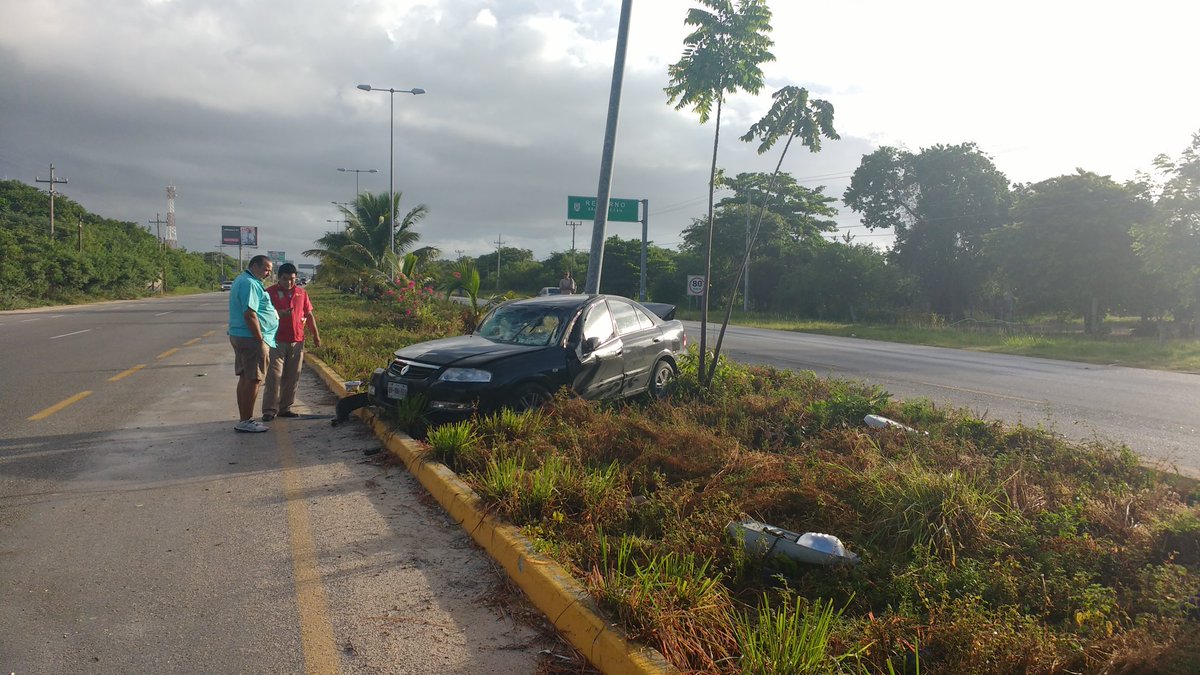 enlacerfqr's tweet photo. Volquete se incorporó sin precaución a la carretera Cancún -Pto. Morelos y provocó aparatoso choque ; un lesionado https://t.co/a8DGWMqfjs