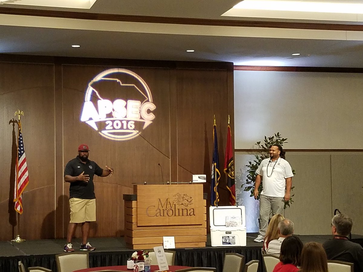 maccommutes's tweet photo. Best @GamecocksOnline @MyCarolina reps ever! #JustaChicken #APSEC16 https://t.co/RQzhkk5ONf