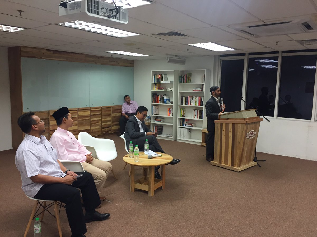 Zuhri's tweet photo. Watch Imam @KLatif live at @AKHI_Comms here https://t.co/woNNcW6Ypl https://t.co/kB5L68IziN