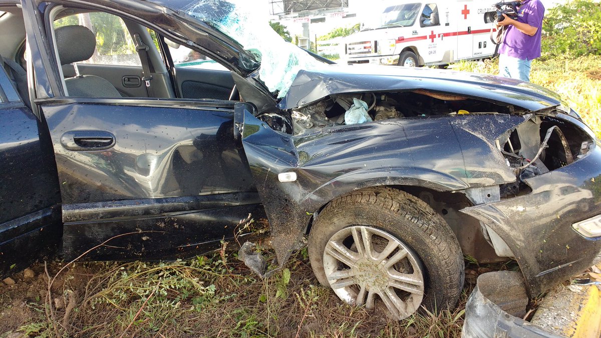 enlacerfqr's tweet photo. Volquete se incorporó sin precaución a la carretera Cancún -Pto. Morelos y provocó aparatoso choque ; un lesionado https://t.co/a8DGWMqfjs