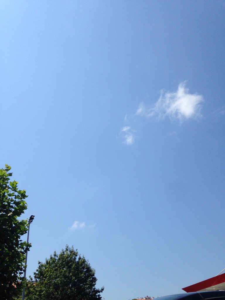 design_montage's tweet photo. Si seul ds le #ciel,pas de copain pour ce nuage#Designmontage vs souhaite une bonne journée d'#été https://t.co/vfn3CAAjM5