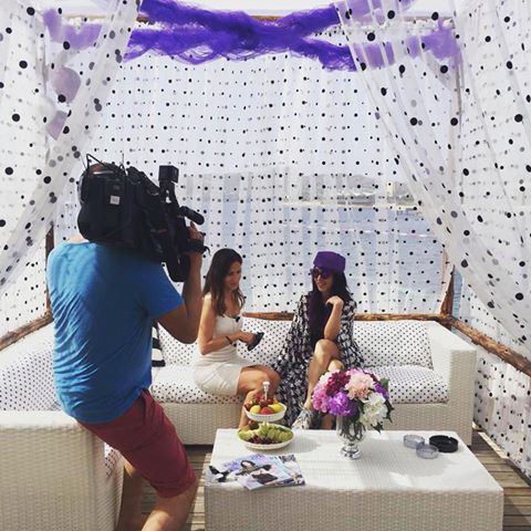 Bu yaz çok eğlenceli geçiyor😎 Sebastian Beach'te Hande Yener ile Esteworld locasındayız🌞🌟✨💥🎉