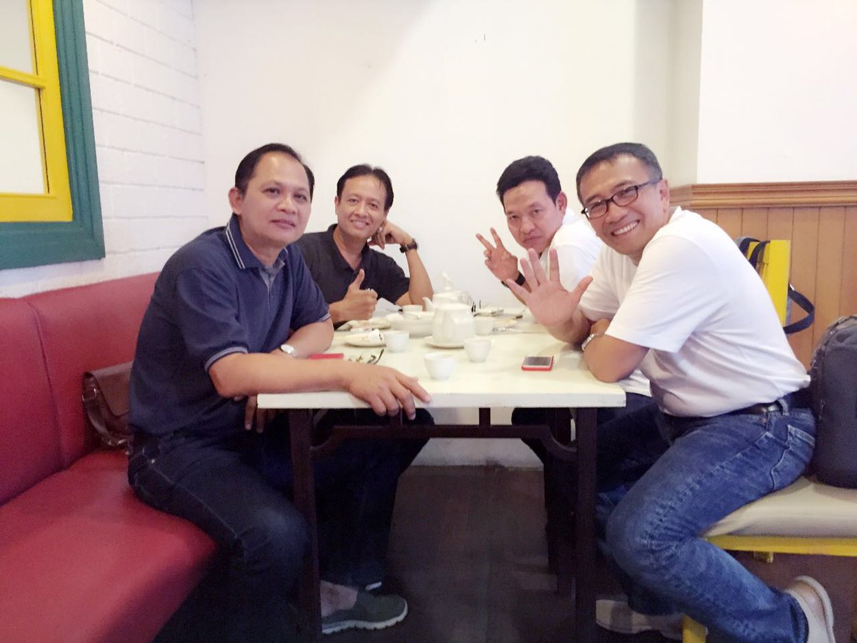 CCMTREG5's tweet photo. @parwi66 @_funtastic5_ #TelkomFuntastic5 #CCMTREG5 #ccmcommunity #solid jumpa kawan lama yang dibahas tetap kantor https://t.co/5Q2nY85hOd