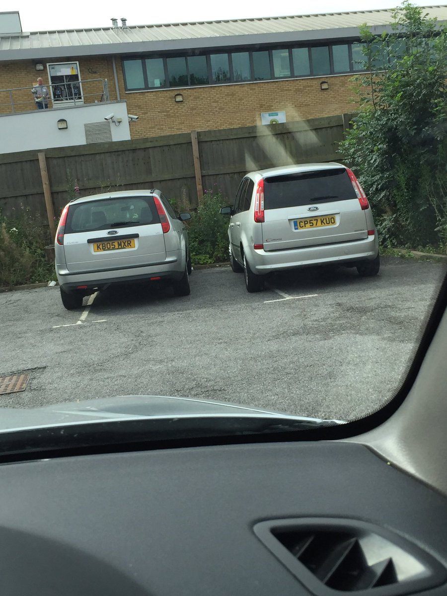 Official_CStamp's tweet image. I wonder which one parked like a cunt first @yellownotice @YPLAC #Southend