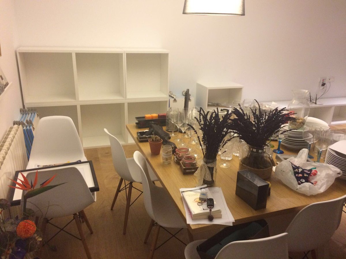 estherviro's tweet photo. Así te deja @IKEASpain la casa, montaje a medias y a esperar otra semana a que vuelvan. #nuncamás  @fgranell78  RT https://t.co/a1ZJln9dQX
