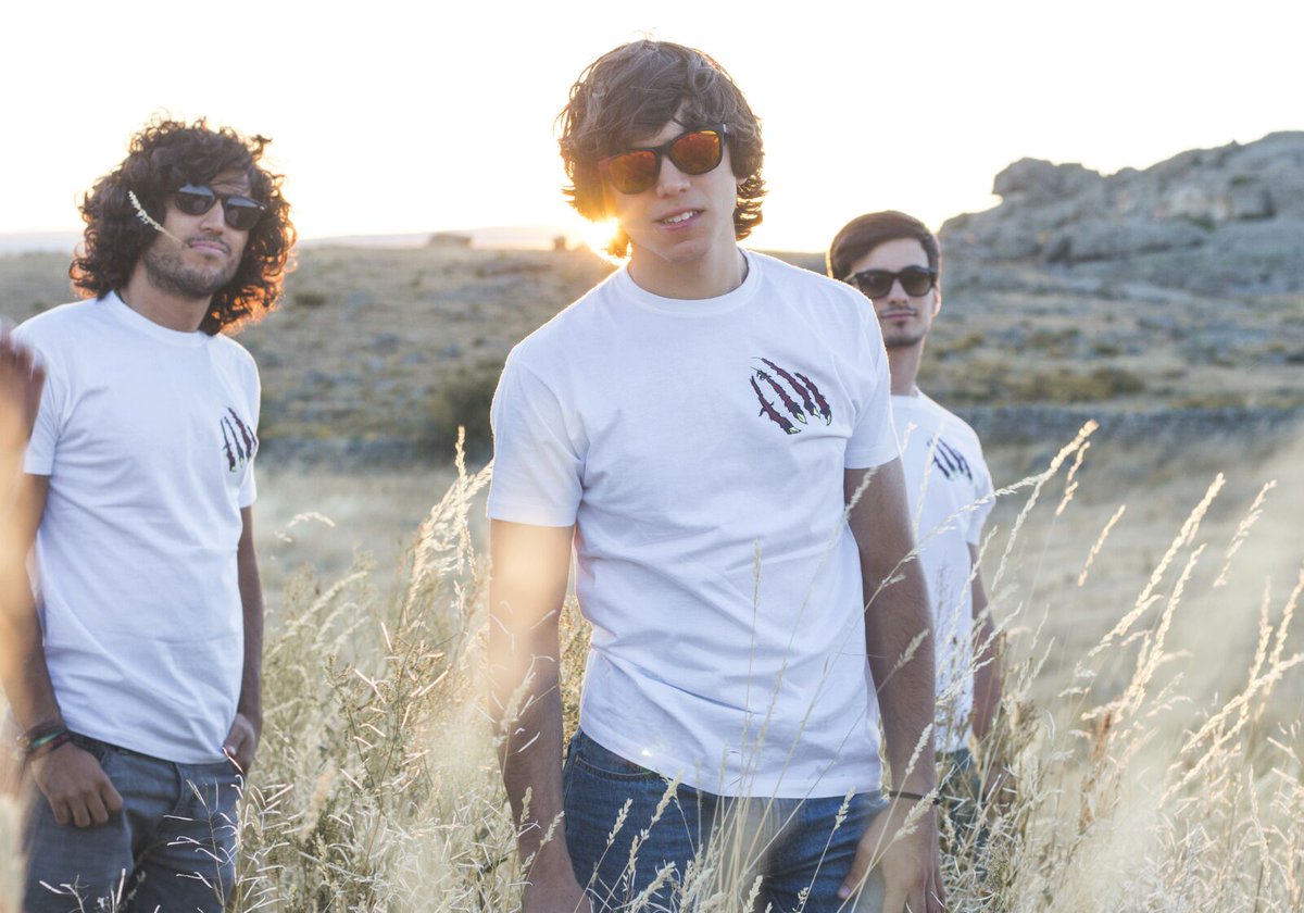 Only4humans's tweet photo. Ya llegaron las camisetas!!!Hazte con la tuya, más info PM ;)
#CamisetasO4H
#PromoSummerTour
Que nos vamos de gira! https://t.co/MGKFOMaDpp
