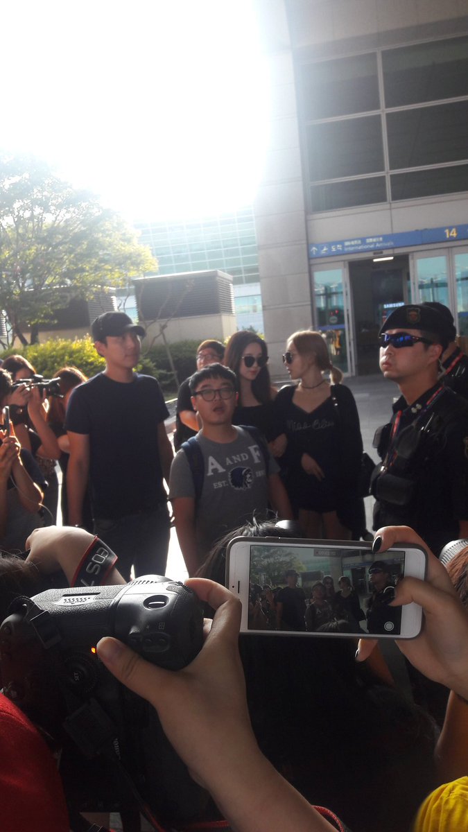 [PIC][03-08-2016]TaeYeon và SeoHyun trở về Hàn Quốc vào chiều nay Co7Iu4EUMAAPTpN