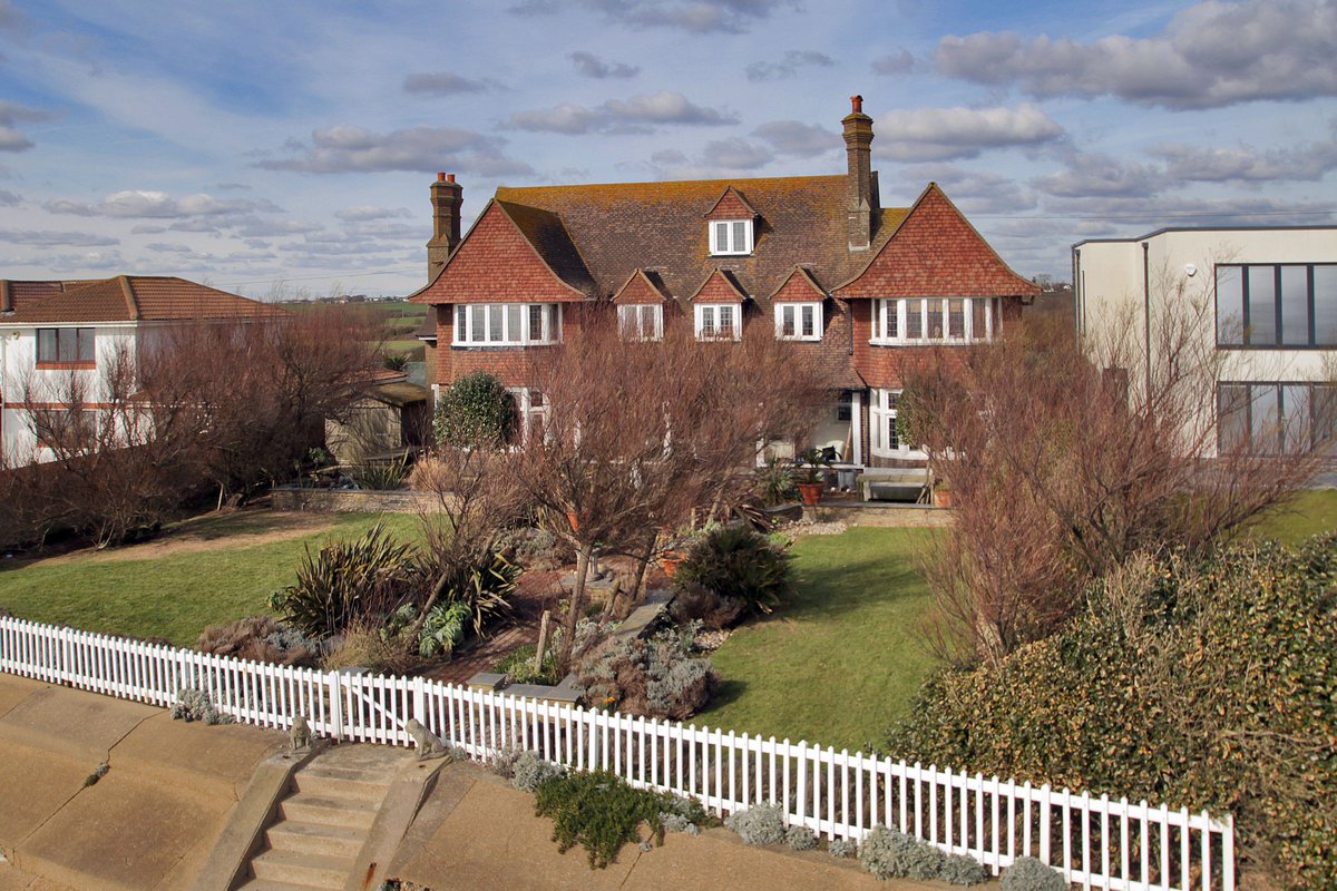 JacksonStopsTW's tweet photo. Pebble Strand, Bexhill-on-sea - Guide Price £1,750,000
#ArtsandCrafts #familyhouse #directbeachaccess #coastalliving https://t.co/UmG3vuC9IQ
