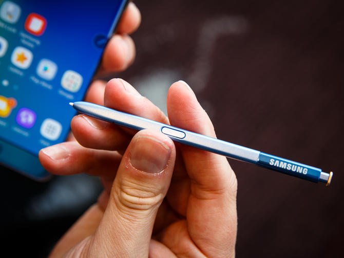CNET's tweet photo. Has Samsung out-iPhoned the iPhone with the #GalaxyNote7? https://t.co/4c6PV0RcAb https://t.co/Lf8tpnULUc