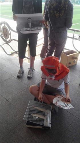 wikitree's tweet photo. 의정부 예술의전당에서'의정부고 졸업사진' 전시회가 열립니다. 의정부고 2015~2016년 졸업사진 100여점이 전시됩니다. https://t.co/Eyxhh2sVVk  #의정부고 https://t.co/r8LTq7OJJJ