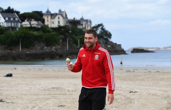OfficialVizeh's tweet photo. Find someone that makes you happy just like Sam Vokes at the beach with an Ice Cream cone #twitterclarets https://t.co/txJXZDBcmq