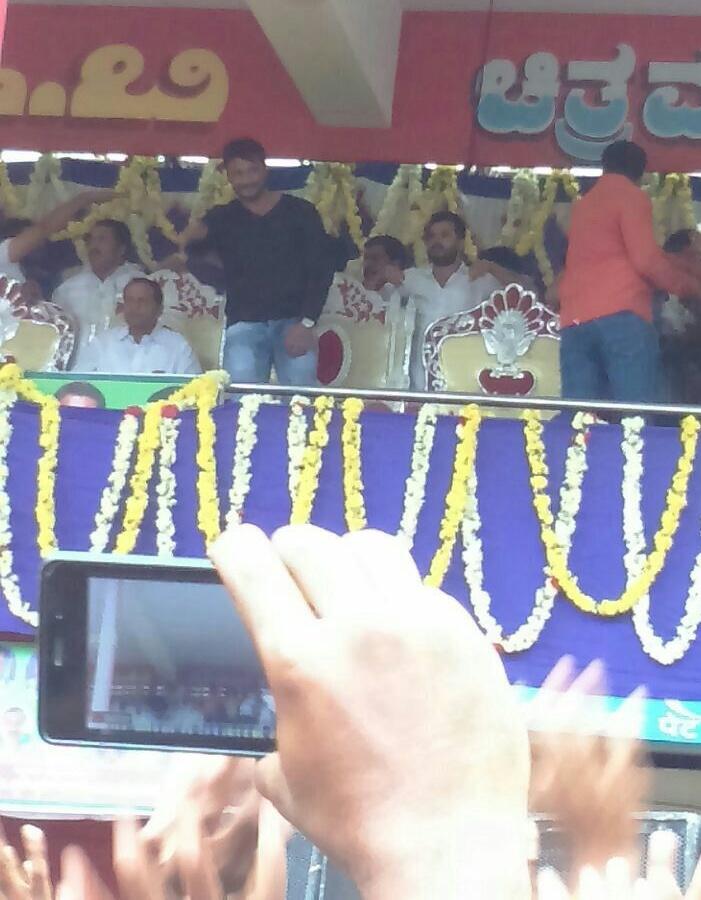 Darshanfanz's tweet photo. ಡಿ ಬಾಸ್ ಇನ್ ಕೆ ರ್ ಪೇಟೆ.
"ಥಿಯೇಟರ್ ಮುಂದೆ ಫುಲ್ಹೌಸ್"✔" ಫ್ಯಾನ್ ದಿಲ್ಕುಸ್"
"ಜಗ್ಗುದಾದ ಫುಲ್ ಮಾಸ್..."👌👌👌👌 https://t.co/lcbfgP3sca