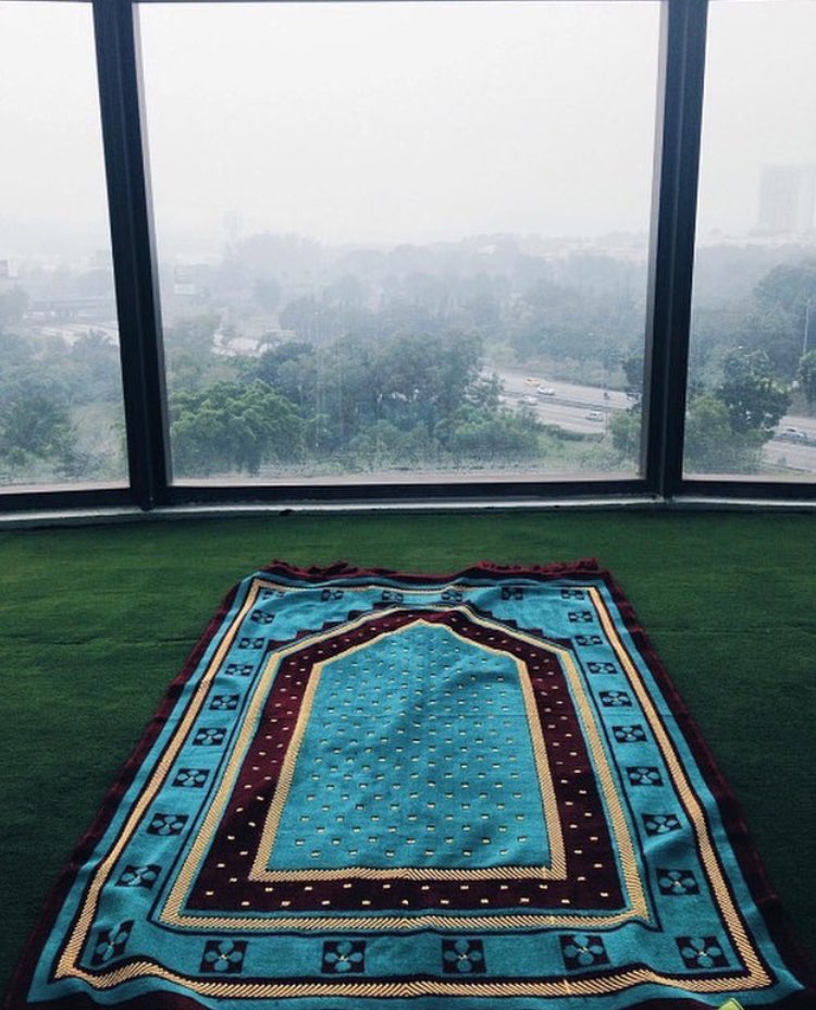 وان ضاقت بك اسجد..