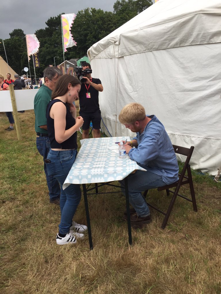 fflachtradd's tweet photo. Gwilym Bowen Rhys yn arwyddo copiiau o'r albym newydd, O Groth y Ddaear ddoe. Ewch i brynu eich copi o'r @TyGwerin https://t.co/dRfII9SS0n