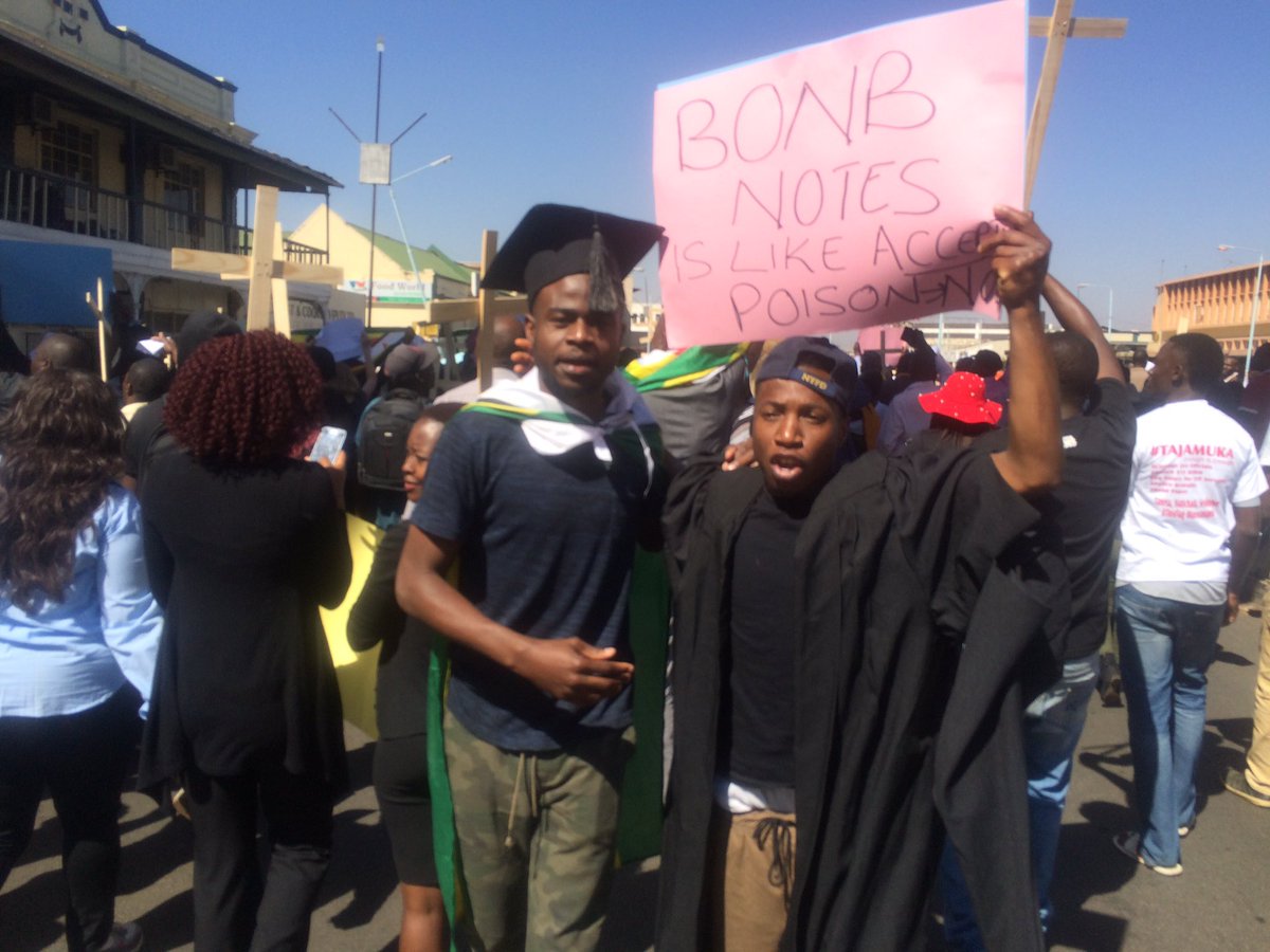 ReportFocus's tweet image. #Thisgown and #NoToBondNotes protestors say accepting #BondNotes is like accepting poison