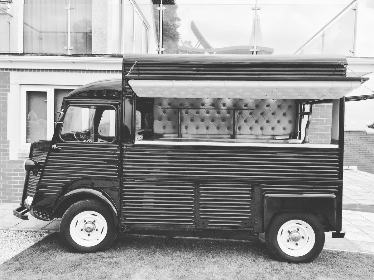 BarDeCru's tweet photo. Providing the dry bar as a focal point for a #wedding on the sea front in Cardiff recently. #mobilebar #dryhire https://t.co/rPhcY04aJe