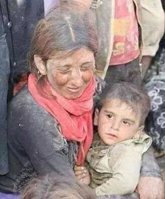 khederkh200888's tweet photo. هذه ليست لوحة فنية، انها صورة حقيقية لام شنكالية هربت من وحوش داعش
#لن_ننسي_سنجار https://t.co/6wJ5PzcXUC