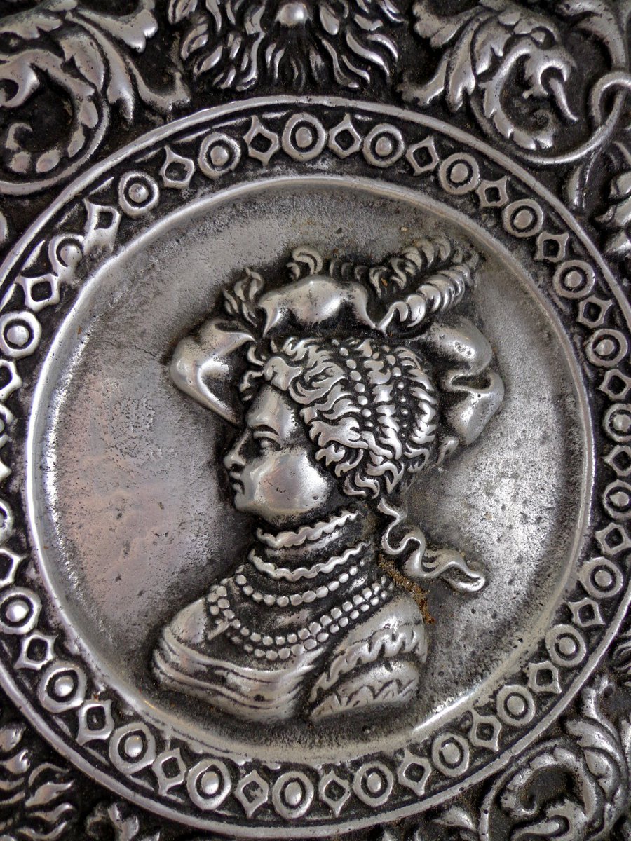 PahlaviLondon's tweet photo. Vintage Spanish Colonial Style Charger Plate #ColonialDecor #SpanishDecor #HomeDecor   https://t.co/FSoHqLcCb7? https://t.co/CBPggxckYU