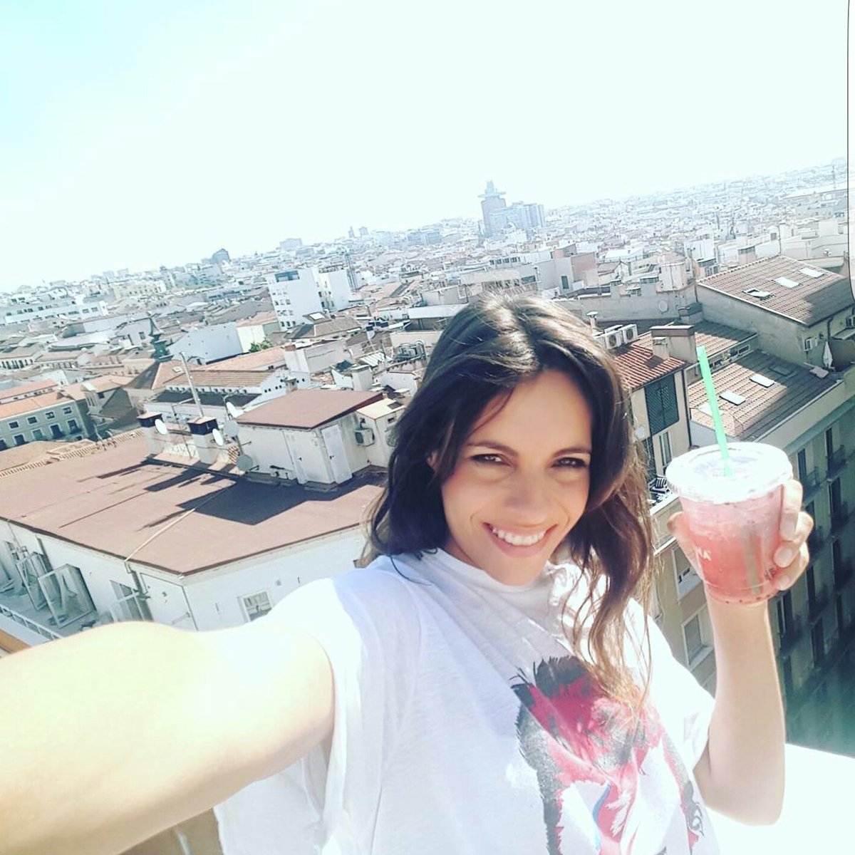 Los40Dance's tweet photo. Así tenemos a @myriamrodilla en la azotea de la radio, dale #MaximaEnvidia subiendo tu foto con este HT 😎😎😎🎧🎧🎧 https://t.co/9ftSppFuEy