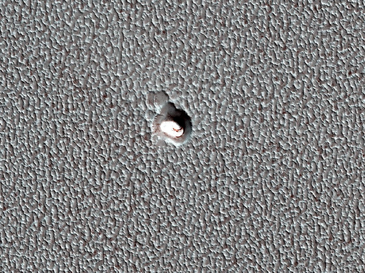 Beautiful Mars, by <a href="/HiRISE/">HiRISE: Beautiful Mars</a>: 109-Meter Diameter Crater on the North Polar Layered Deposits buff.ly/2akqK84