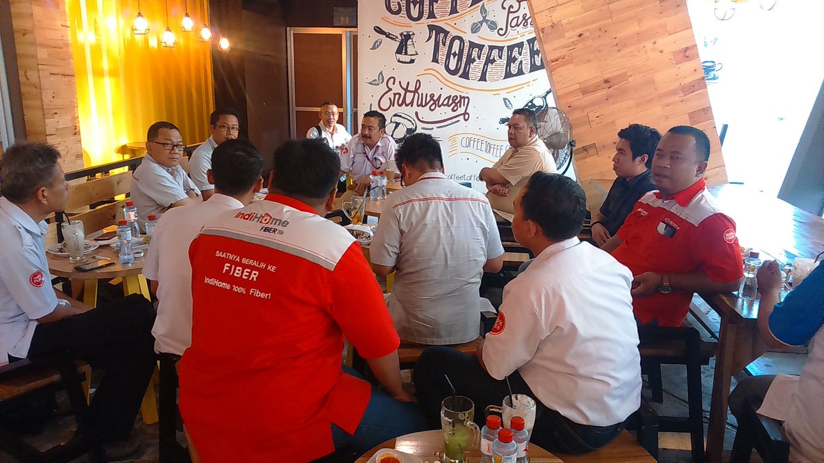 CCMTREG5's tweet photo. @parwi66 @_funtastic5_ #TelkomFuntastic5 #CCMTREG5 #ccmeeting #focus #smart memberi solusi untuk kendala operasional https://t.co/ZXCOKFmQnw